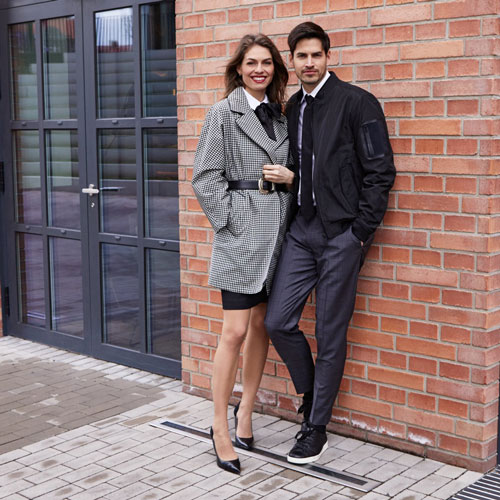 Trenchcoat Damen schwarz weiß Outfit Frühjahr Sommer Kollektion 2022 OZETA Trenchcoat Damen schwarz weiß Outfit Frühjahr Sommer Kollektion 2022 OZETA