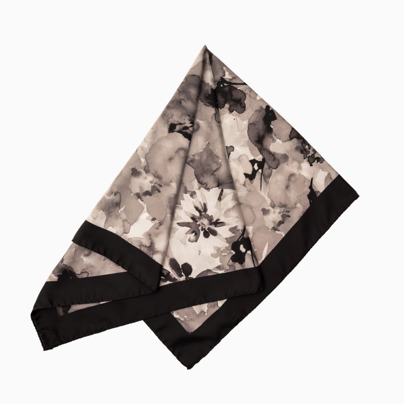 Seidentuch Schwarz-Weiß mit floralem Motiv