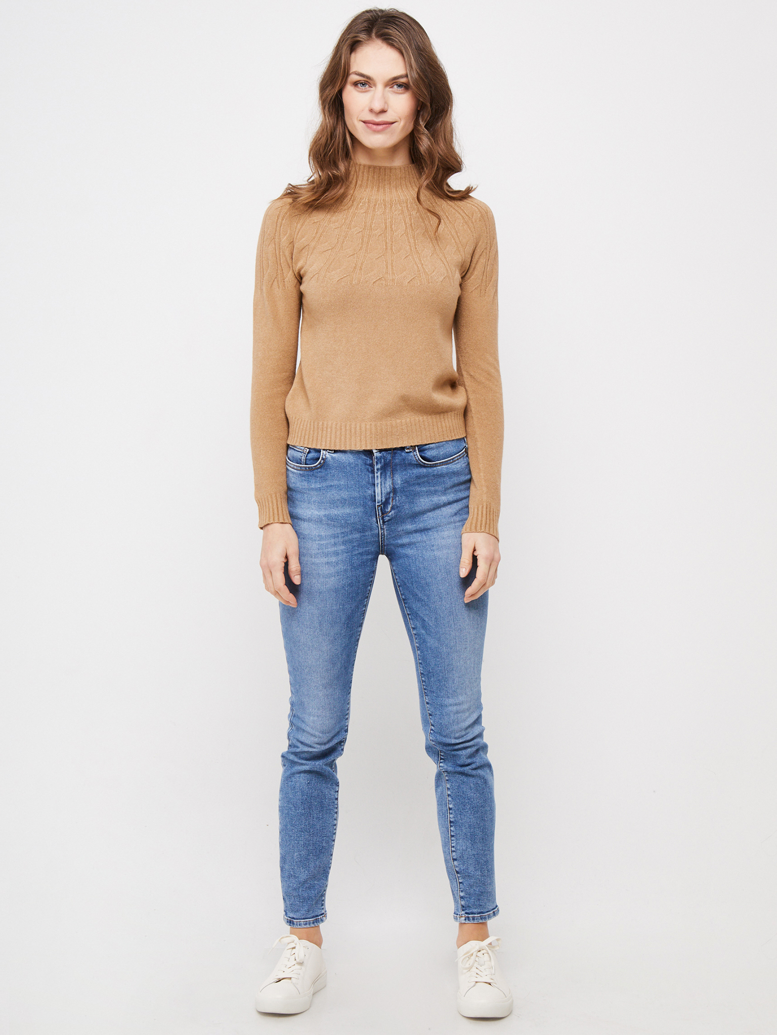 Pullover Camel mit Zopfmuster und Stehkragen