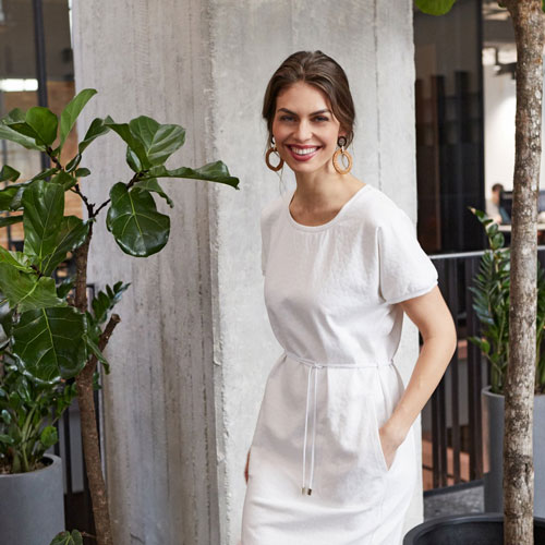 Kleid Perlweiß Trendfarbe Frühjahr Sommer 2022 OZETA Kleid Perlweiß Trendfarbe Frühjahr Sommer 2022 OZETA