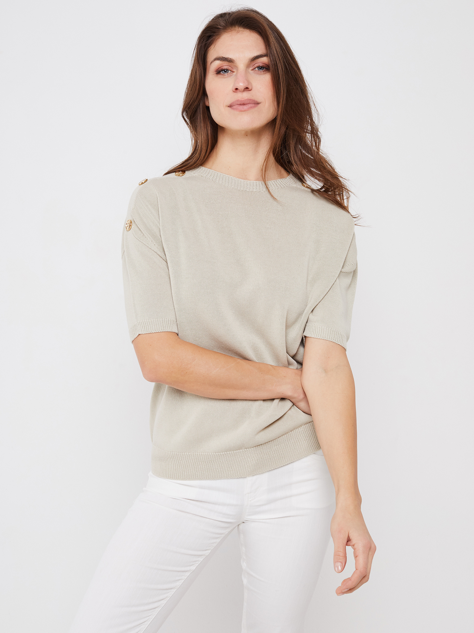 Pullover Beige mit kurzen Armen und goldenen Zierknöpfen