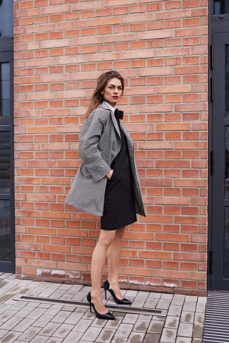Trenchcoat Damen schwarz weiß Outfit Frühjahr Sommer Kollektion 2022 OZETA Trenchcoat Damen schwarz weiß Outfit Frühjahr Sommer Kollektion 2022 OZETA