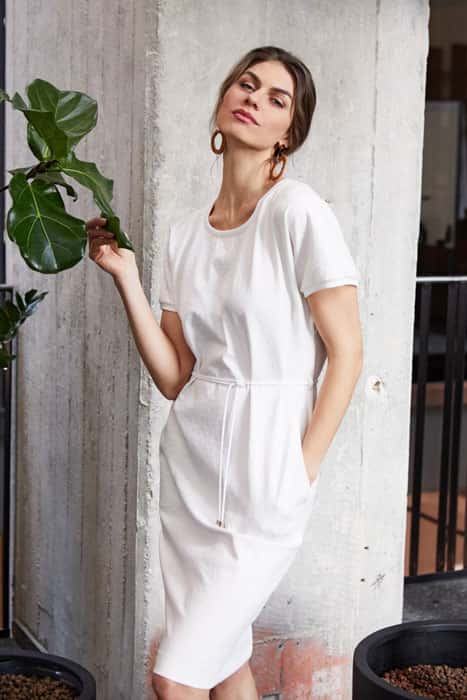 Kleid Perlweiß Trendfarbe Frühjahr Sommer 2022 OZETA Kleid Perlweiß Trendfarbe Frühjahr Sommer 2022 OZETA